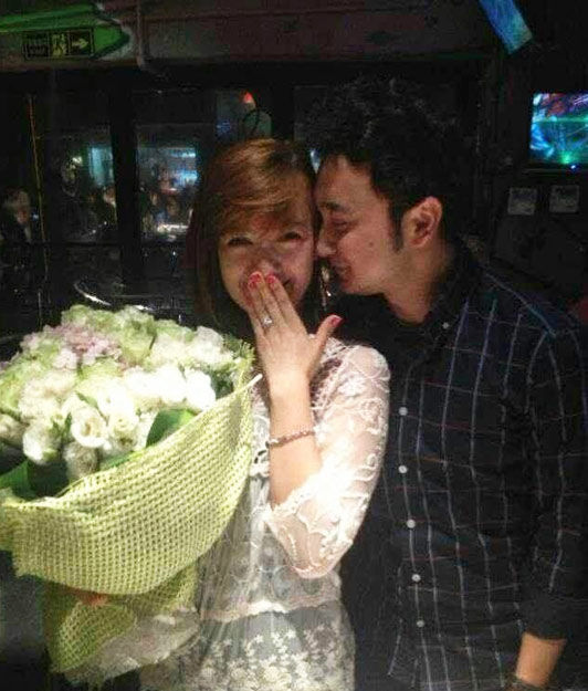 央视主播尼格买提下跪求婚照曝光 新娘秀钻戒