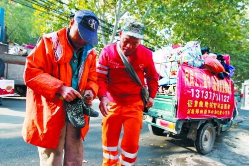 男子20余年坚持学雷锋 屡因行善失业流落街头