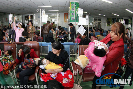 江苏连云港:持续雾霾天气致使医院小病号“扎堆”