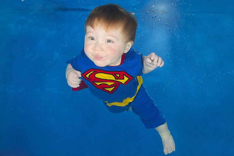 扮成超人的宝宝