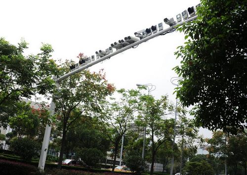 上海一马路装50多只探头,惊呆路人。