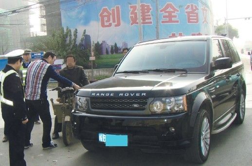 事故现场，老汉坐在三轮车上不敢下来。