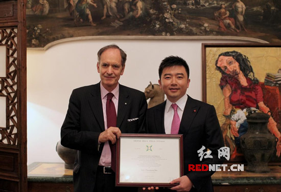 芮成钢成第一位被授勋“意大利共和国骑士”的中国记者。