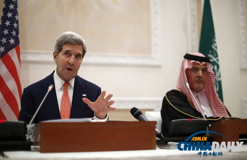 美国务卿克里访问沙特 跟小宝宝“握脚”问好