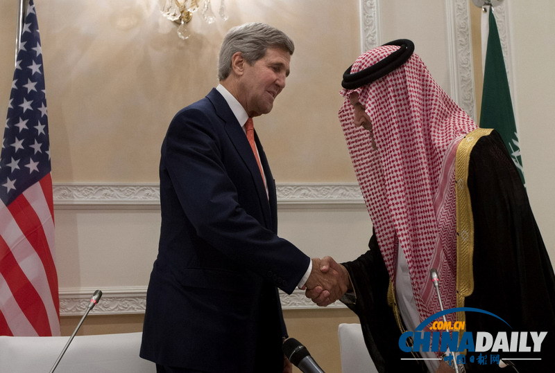 美国务卿克里访问沙特 跟小宝宝“握脚”问好