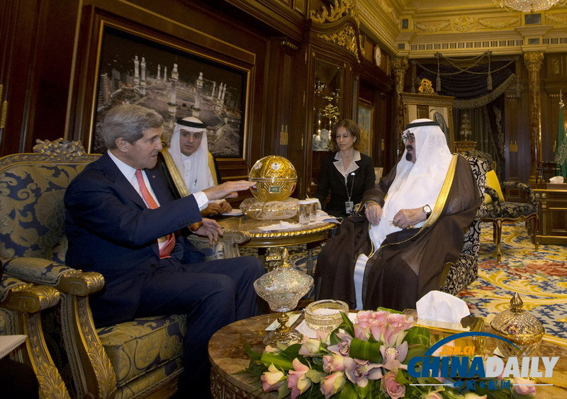 美国务卿克里访问沙特 跟小宝宝“握脚”问好