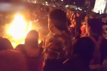 [视频]男子狂欢着火被误认表演 欢呼声中被烧死