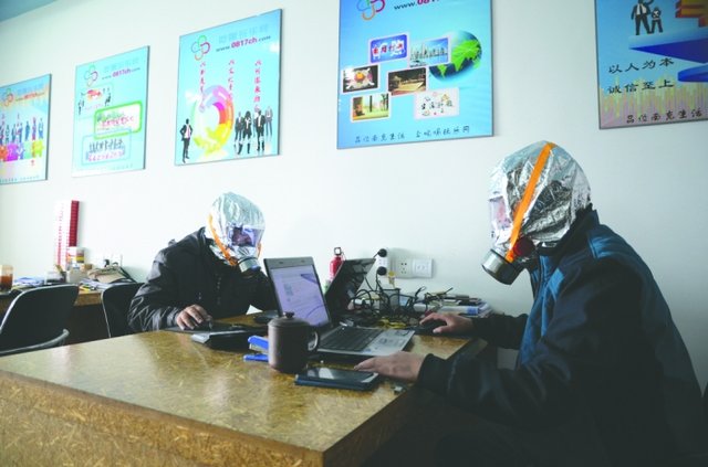 大楼散发有毒气体 公司员工戴防毒面具上班(图)