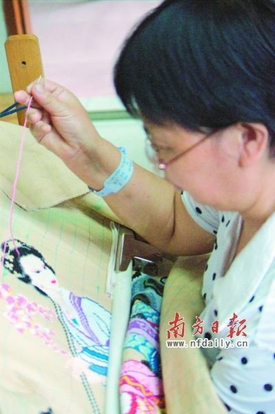 李光琼一针一线精心制作十字绣