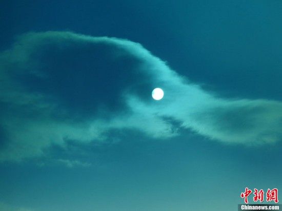 内蒙古赤峰天空上演“大象”奇景