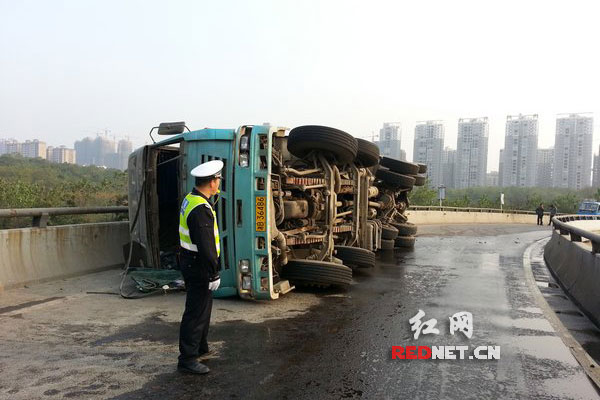 在株洲市天元区东湖立交桥上，一辆槽罐车侧翻在匝道上。