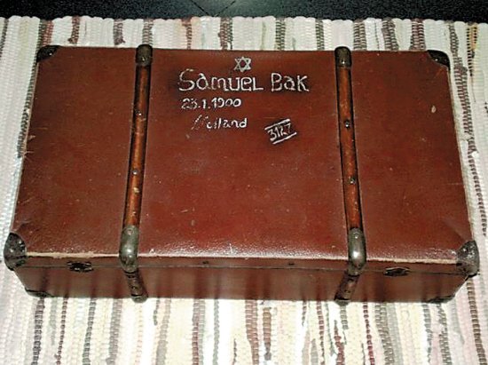 eBay拍卖大屠杀遗物引众怒 囚衣叫价1.8万美元