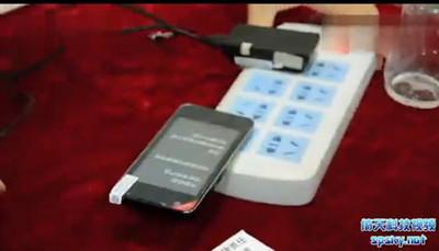 [视频]国产奇葩手机 自带插头可直接插座充电