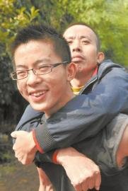 17岁男孩为照顾瘫痪父亲 背着爸爸上学