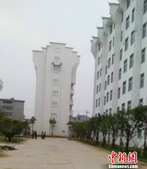 图为：网友爆料的江西抚州安置房墙面上“画”窗户。　网络截图　摄