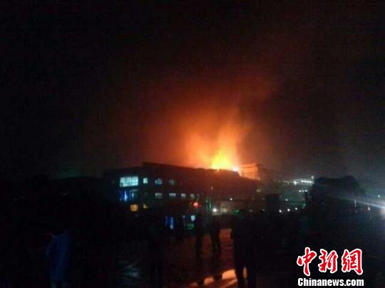 四川乐山一家企业生产车间发生事故起火燃烧（图）