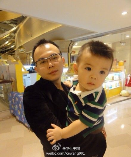 刘涛老公王珂通过新浪微博晒和一双儿女的照片