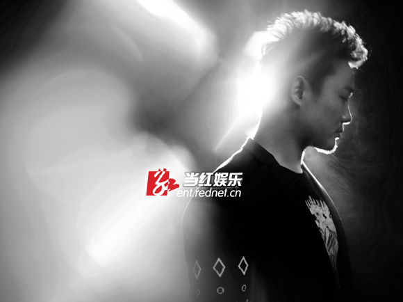 曾一鸣冷峻侧脸