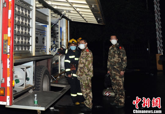 图为因现场需要使用大量氧气，氧气充装车现场灌装。中新社发 钟欣 摄
