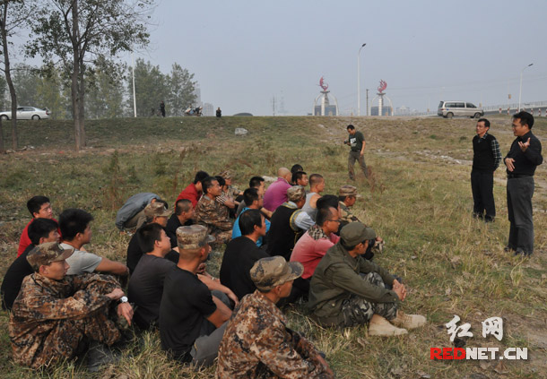 在驼队跨越长江前，重走茶叶之路活动总策划胡明方在郊野的草地上举行动员大会。