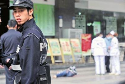 27岁男子跳12楼身亡 数小时前试图割腕自杀