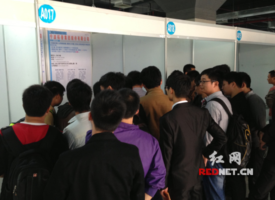 宁波的一家公司吸引众多求职者驻足。