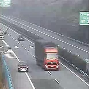 女汉子高速路上倒车两公里险象环生