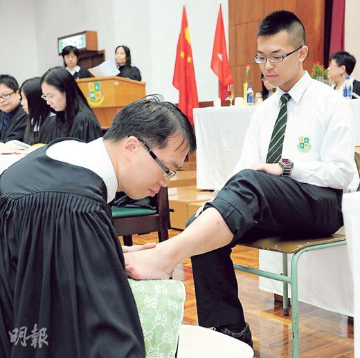 校长身教谦卑坚持为学生洗脚盼培养仆人领袖