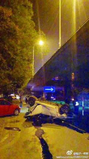 男子驾车从高架坠下 怕被老婆骂求路人别报警