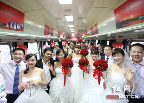 新人集体乘坐“韶山一号”列车来到红色圣地韶山。