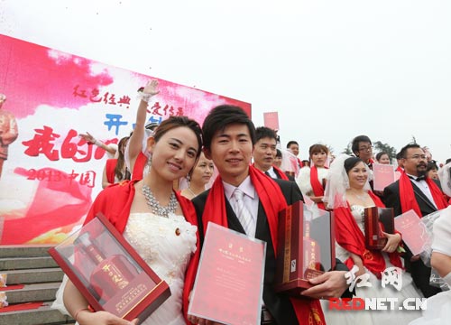 主办方还为新人颁发了具有韶山特点的红色证书。