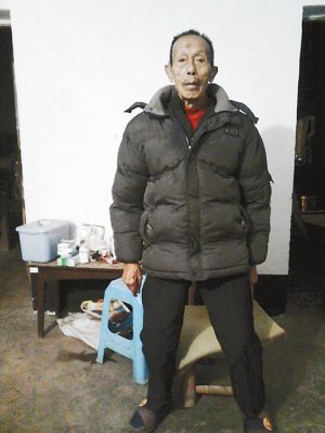 81岁老人火车上犯病21岁小伙中途下车背他去医院
