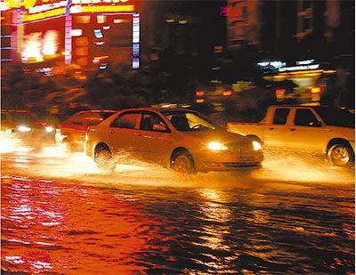 台风海燕袭击海南 三亚6人失去联系(图)