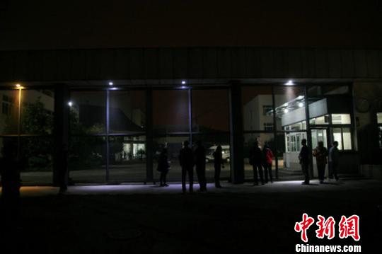 图为媒体记者深夜守候在杭州拘留所，等待孙杨解拘。 李晨韵 摄