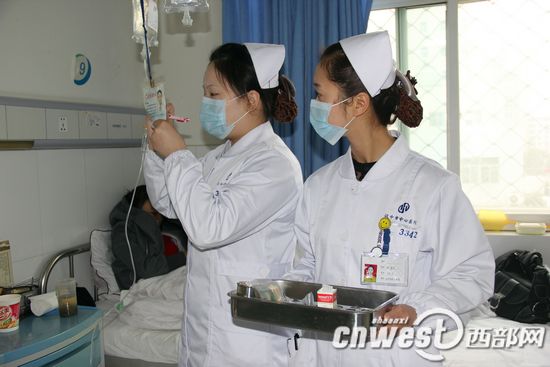 两名护士正在为病人换药。