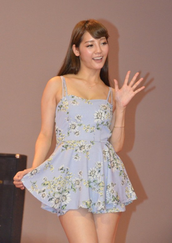 日本女优水菜丽挤胸抛媚与观众互动，把现场气氛引向火爆。田伟 摄