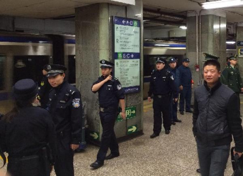 北京地铁2号线宣武门站一男子跳下站台死亡(图)