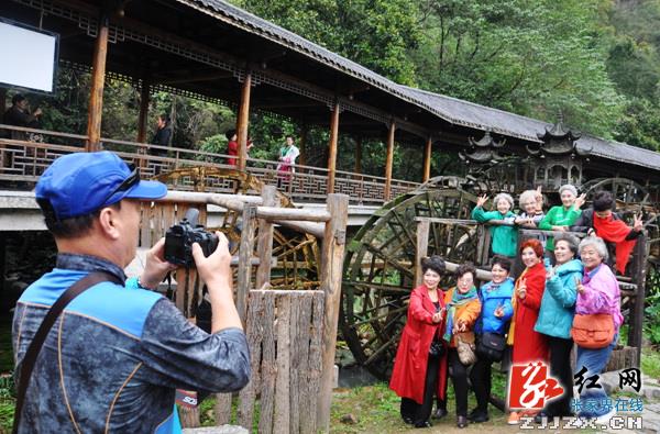 “银发团”预热冬季游  张家界“孝顺之旅”走俏
