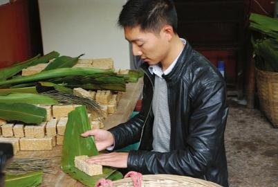 四川一男子弃国外20万年薪 回国陪母亲卖黄粑