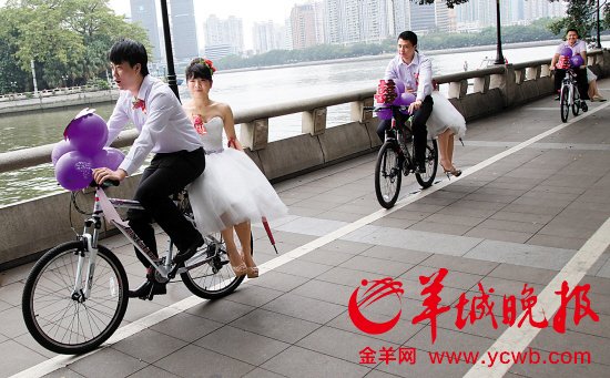 ▲10日，有19对新人就“抱团”报名参加了广州团市委、广州市青年文化宫以及广州市青年婚姻介绍所等联合举办的“第二届新广州人集体婚礼”，赶在“光棍节”前夕实现真正意义“脱光”！