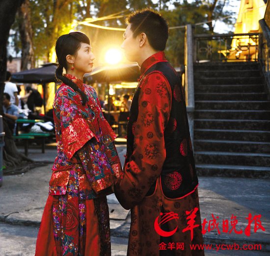 今天“光棍节”，还单着的光棍看到这张亲密的照片羡慕嫉妒恨吧。这是记者前天在广州某创意园拍到的这对新人拍婚纱照的情景，他们在节前结束了单身生活
