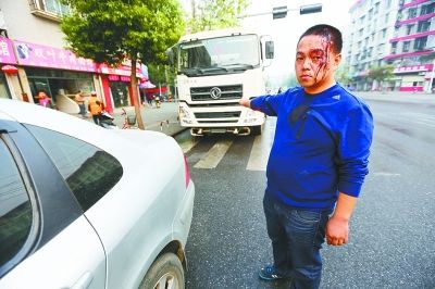 武汉一名男子与洒水车司机争执被多名城管群殴