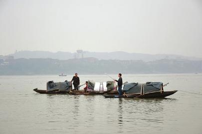 渔船上钓鱼的渔民，他们可能还有另一身份，就是“水鬼”。