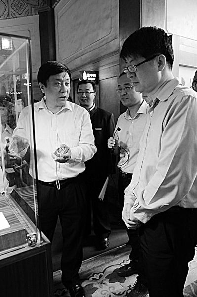 北京中山堂管委会副主任孙书文讲解孙中山宋庆龄结婚誓约书等实物背后的故事。