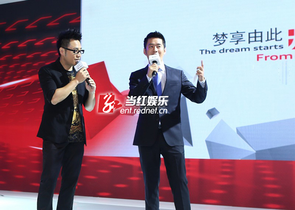 亚视主持人王峰与歌手王铮亮互赞对方