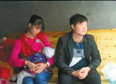 焦急的伍承洪、李美霞夫妇。