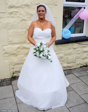 丽莎在婚礼上穿的长裙是向女儿借的