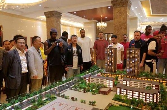 11月8日，湖南立源集团董事长梁立群(左二)、常务副总裁颜和成(左一)陪同美国和加拿大球员考察娄底吉星金融广场。