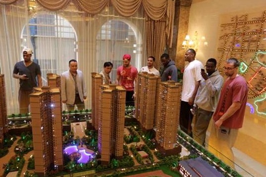 11月8日，湖南立源集团董事长梁立群(右二)、常务副总裁颜和成(左一)和参加“立源集团杯”美洲国际男篮对抗赛的美国和加拿大球员考察娄底吉星金融广场时合影。