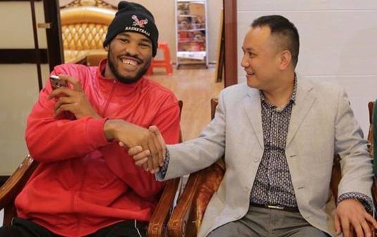 11月8日，湖南立源集团董事长梁立群会见考察娄底吉星金融广场和参加“立源集团杯”美洲国际男篮对抗赛的球员。